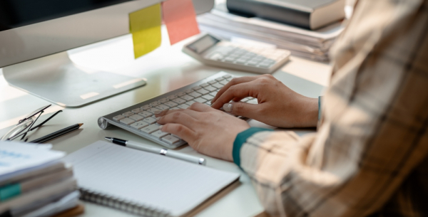 האם חוק חשבוניות ישראל מקל או מכביד על עבודה עצמאית?